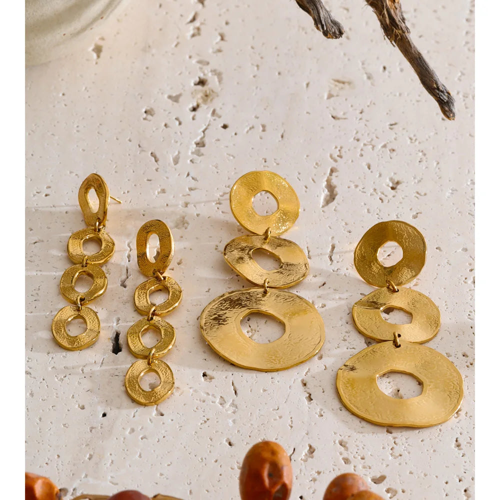 Geometric earrings in gold-plated stainless steel.
