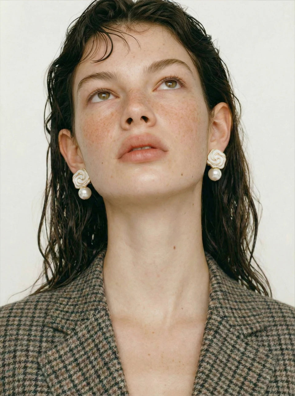 White pearl enamel earrings in gold-plated stainless steel with pearl and enamel.