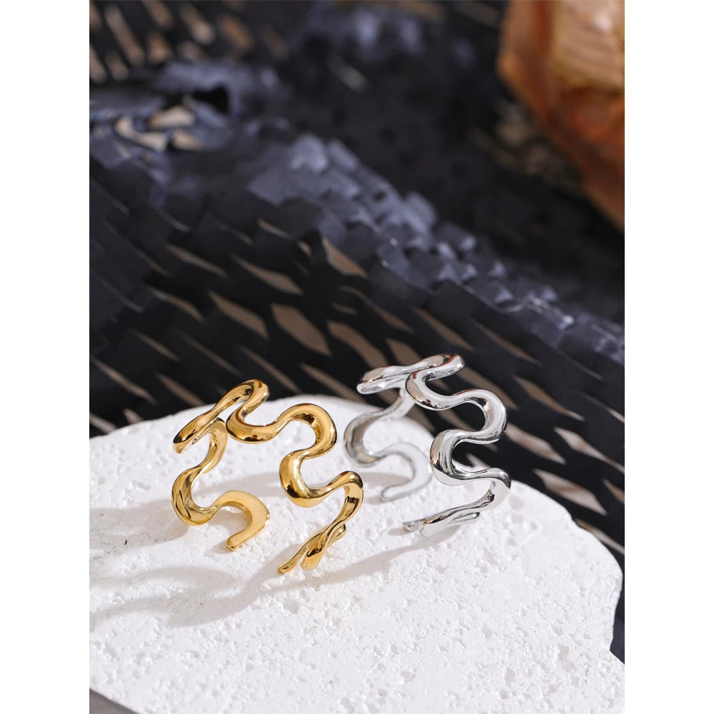 Minimalist geometric ring in gold-plated stainless steel.