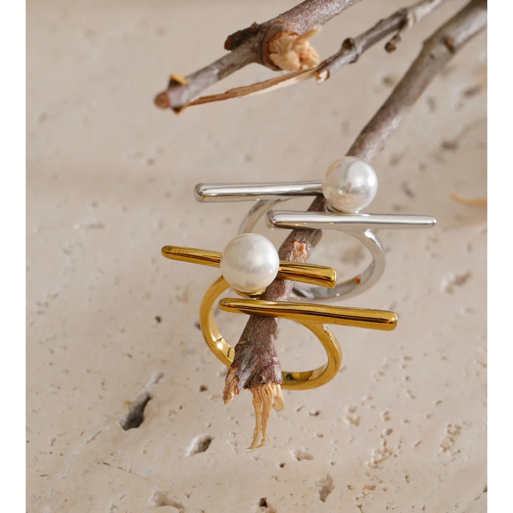 Pearl geometric ring in 18K gold-plated stainless steel with pearl.