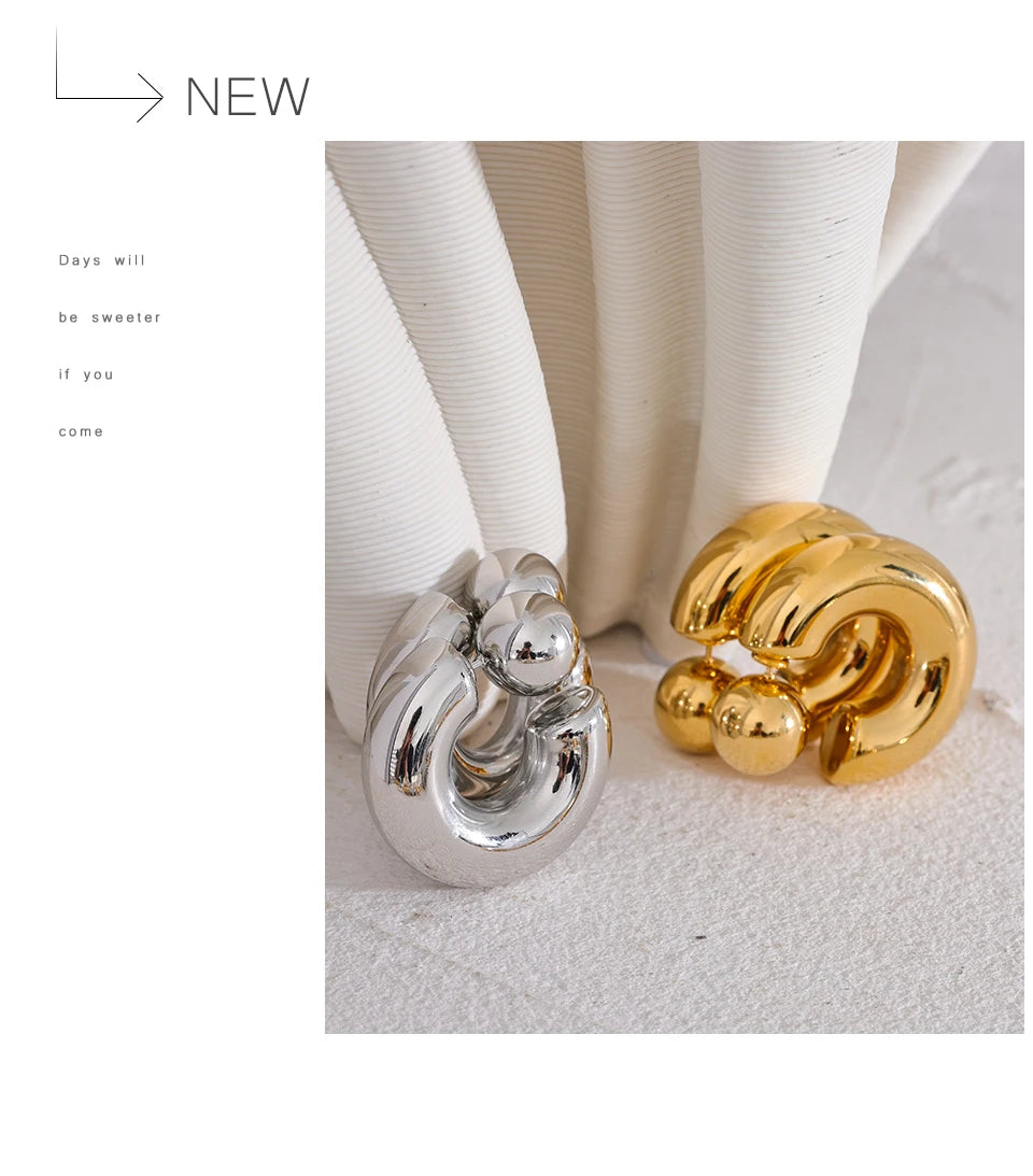 Geometric earrings in gold-plated stainless steel.