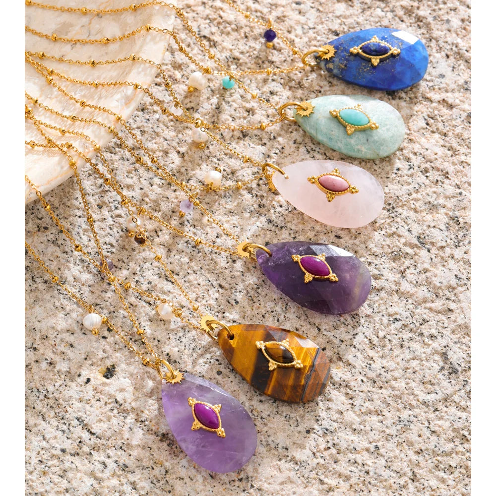 Natural stone necklace in gold-plated stainless steel with natural stone.