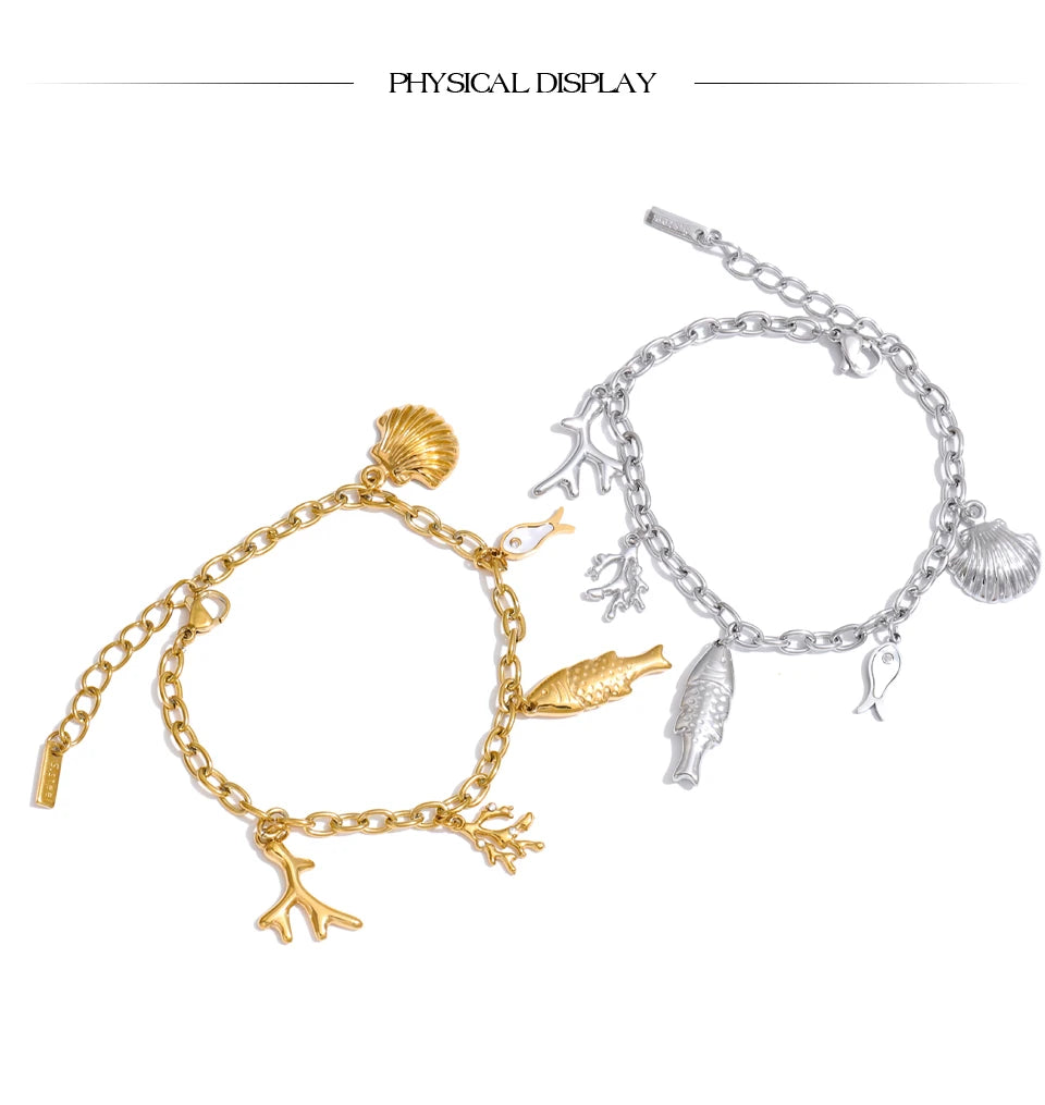 Shell geometric chain necklace in gold-plated stainless steel with shell.