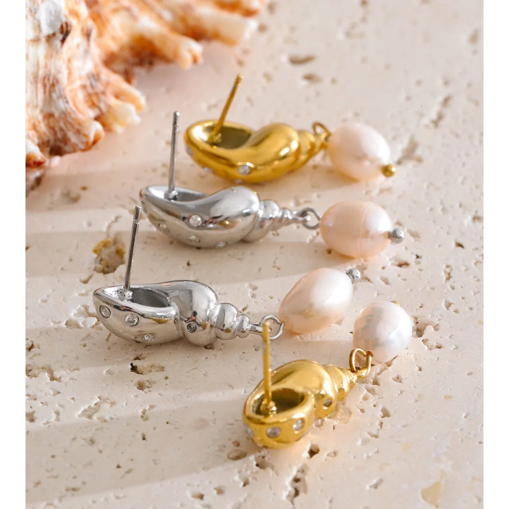 Cubic zirconia freshwater pearl geometric earrings in gold-plated stainless steel with freshwater pearl and cubic zirconia.