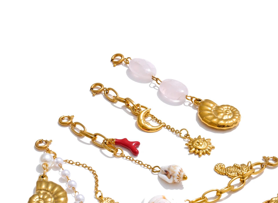 Shell star moon necklace in gold-plated stainless steel with shell.