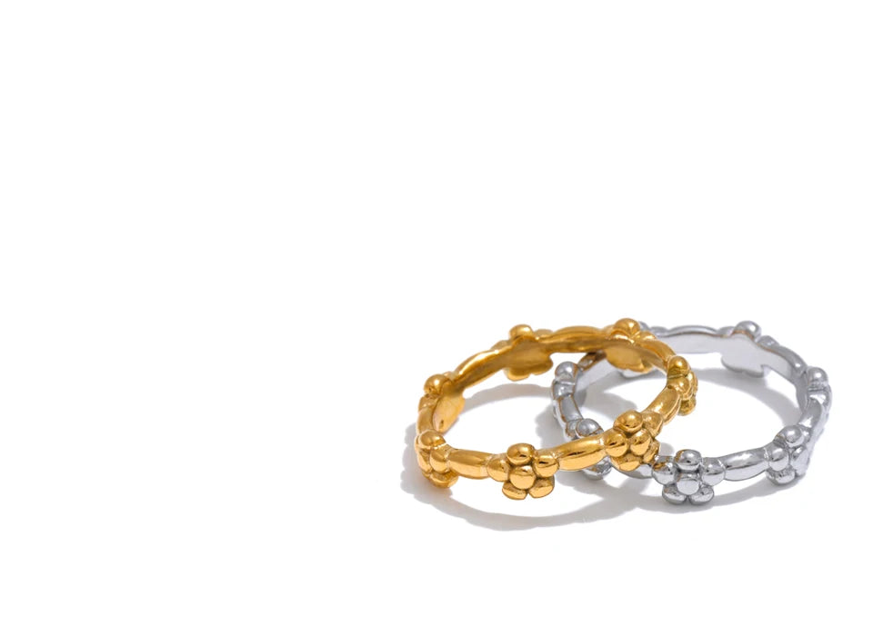 Flower ring in 18K gold-plated stainless steel.