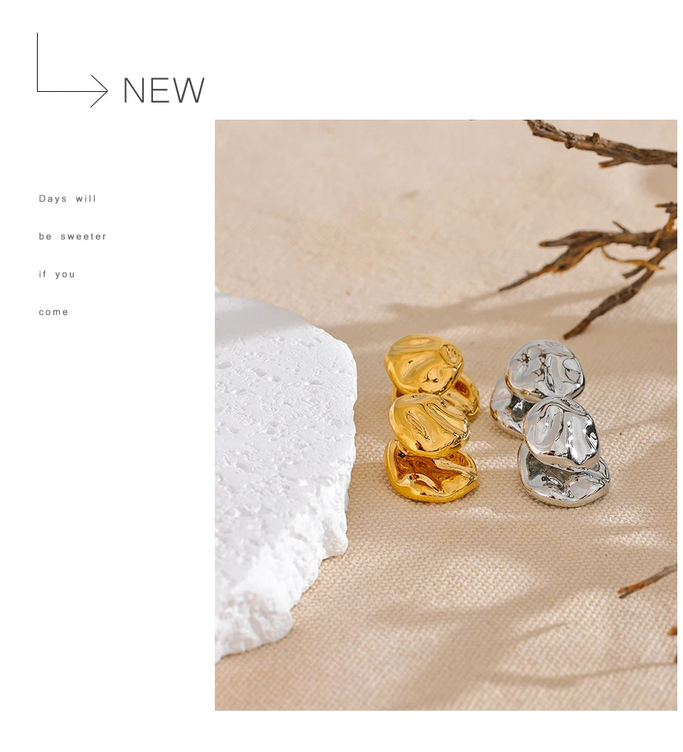 Hammered geometric earrings in gold-plated stainless steel.