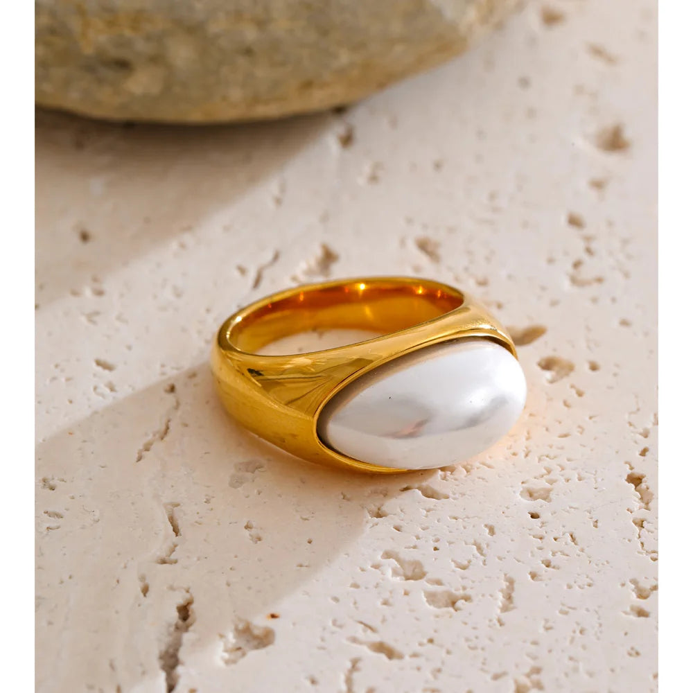 Pearl geometric ring in gold-plated stainless steel with pearl.