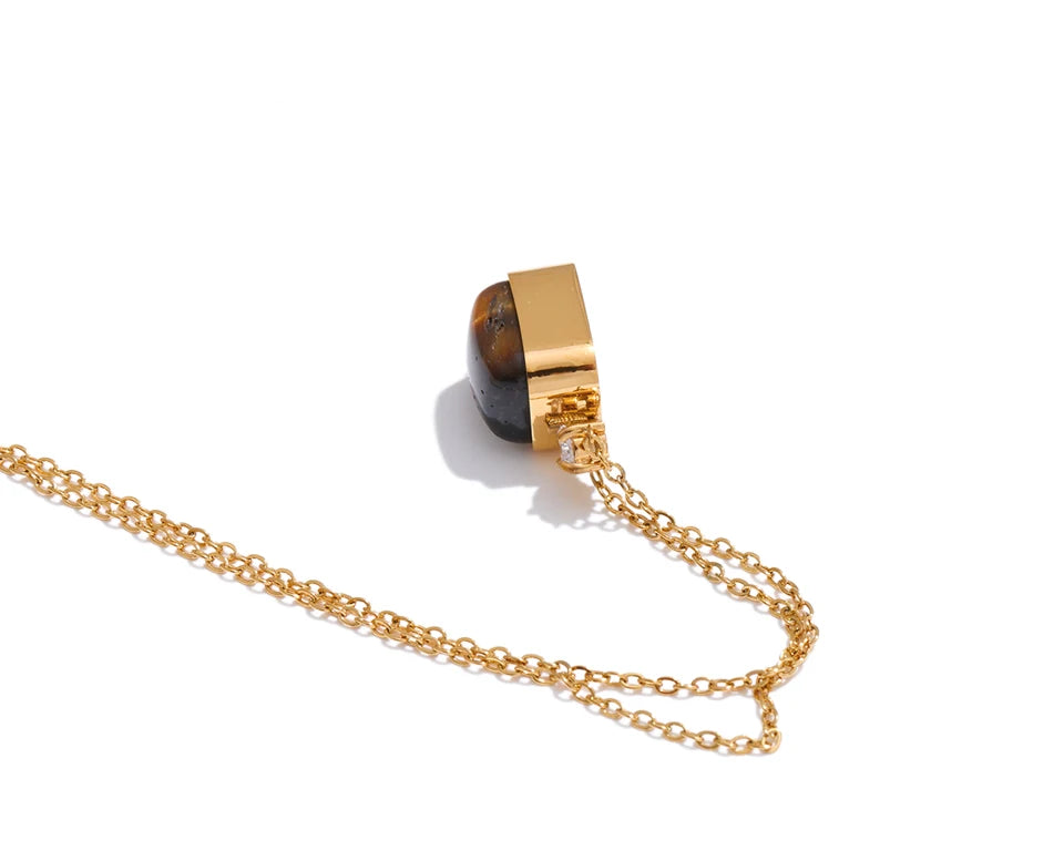Natural stone geometric necklace in gold-plated stainless steel with natural stone.