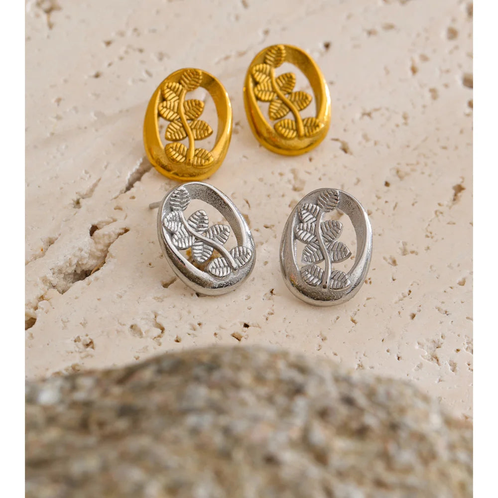 Geometric earrings in gold-plated stainless steel.