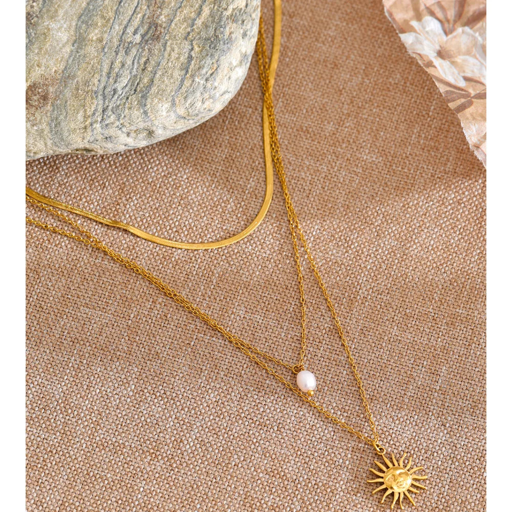 Freshwater pearl sun geometric necklace in gold-plated stainless steel with freshwater pearl.