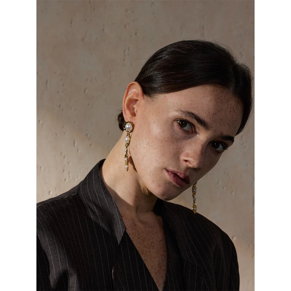 Pearl geometric earrings in gold-plated stainless steel with pearl.