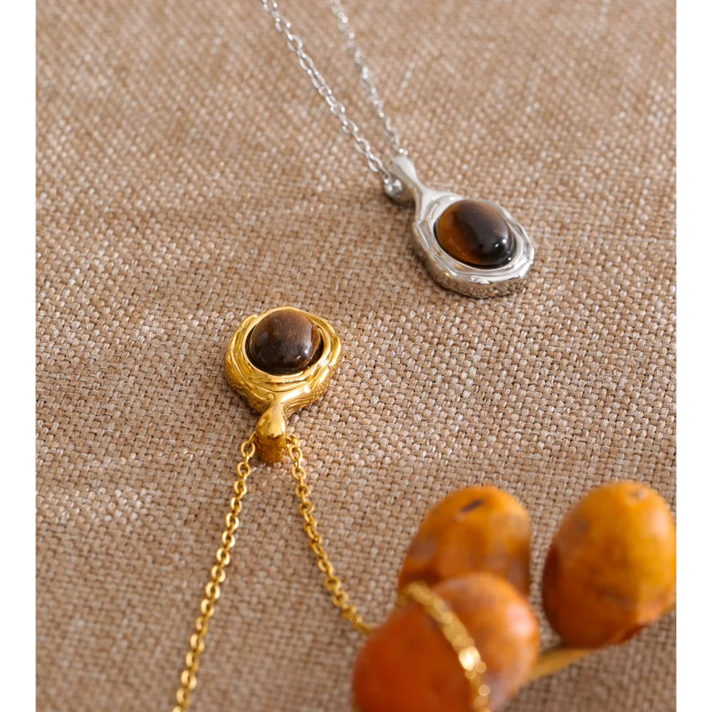 Natural stone geometric necklace in gold-plated stainless steel with natural stone.