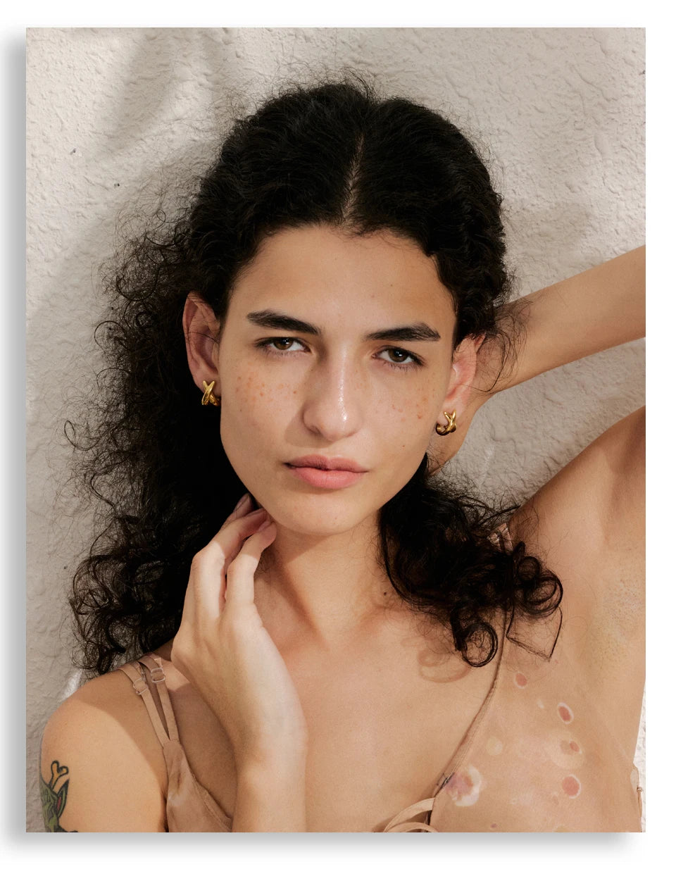 Minimalist geometric earrings in gold-plated stainless steel.