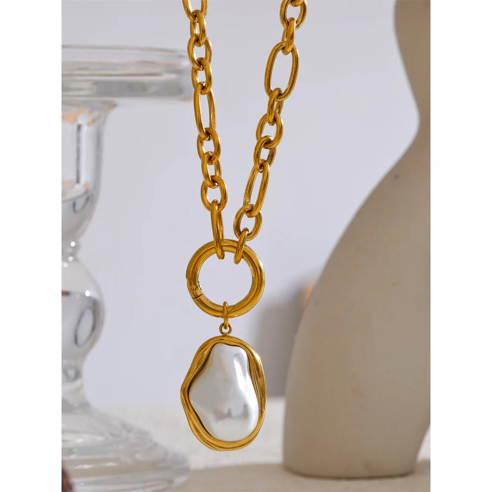 Pearl geometric necklace in gold-plated stainless steel with pearl.