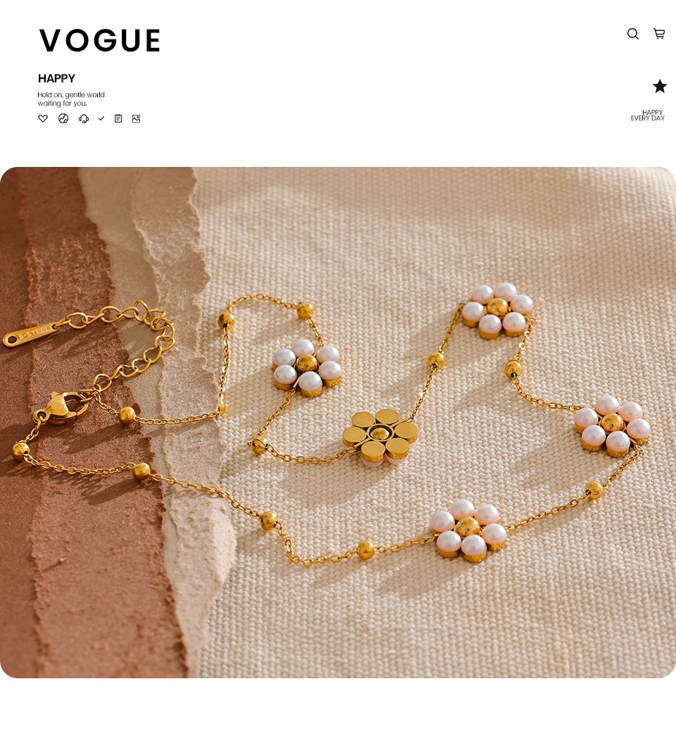 Pearl flower beaded necklace in gold-plated stainless steel with pearl.