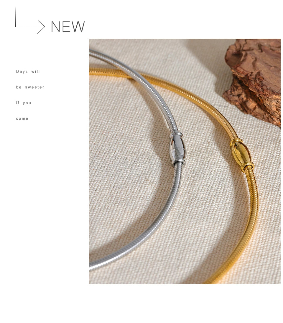 Geometric chain necklace in gold-plated stainless steel.