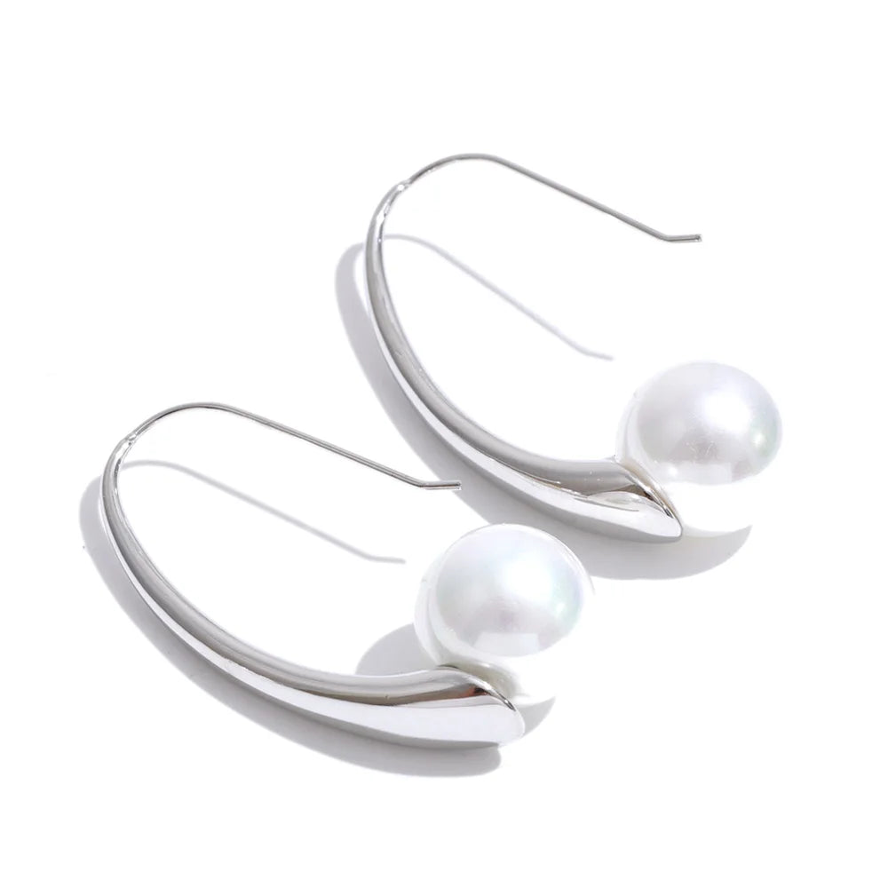 Pearl geometric earrings in gold-plated stainless steel with pearl.