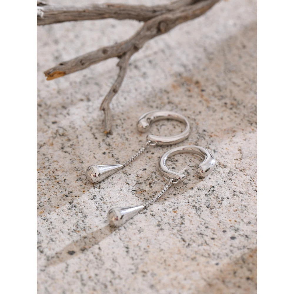 Geometric chain earrings in gold-plated stainless steel.