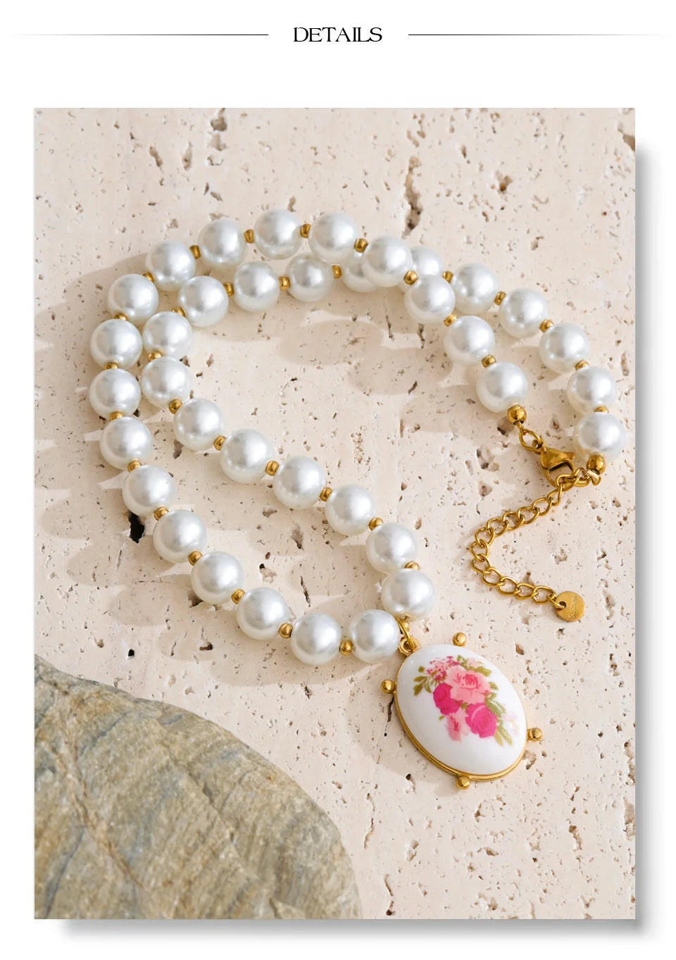 Pearl resin flower necklace in gold-plated stainless steel with pearl and resin.