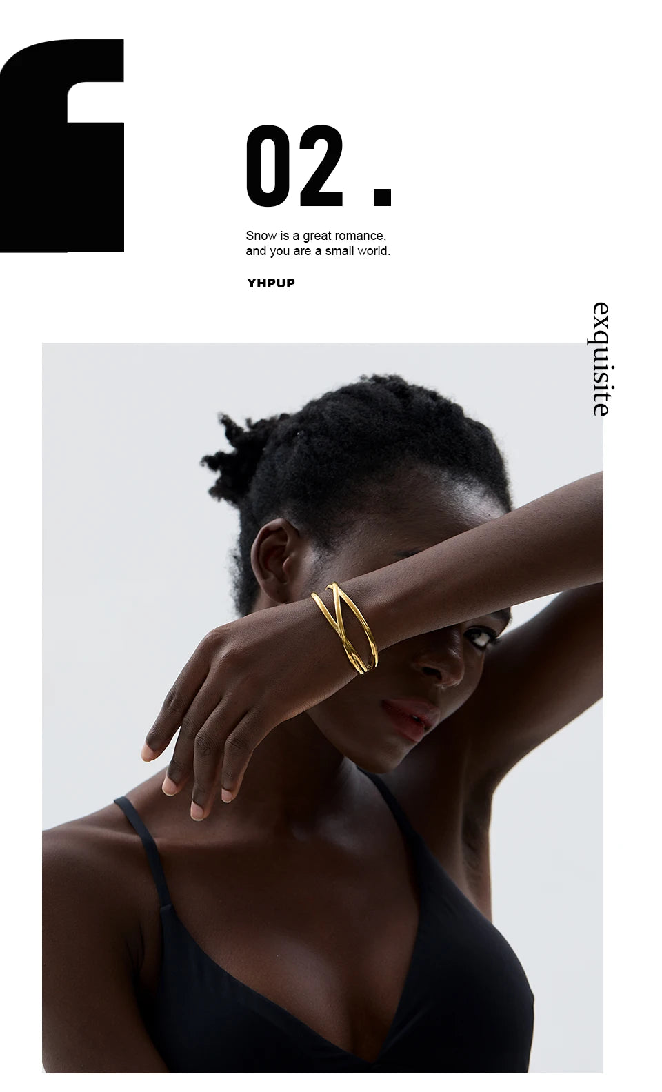 Minimalist geometric bracelet in gold-plated stainless steel.
