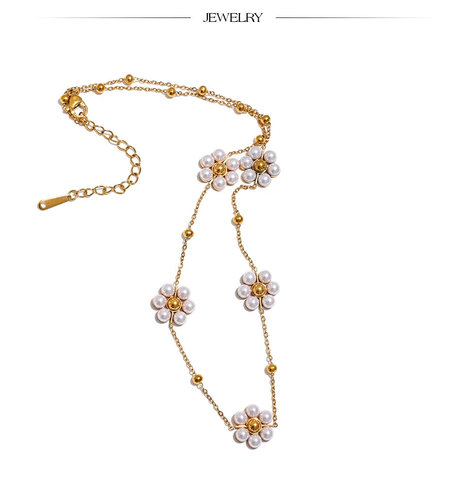 Pearl flower beaded necklace in gold-plated stainless steel with pearl.