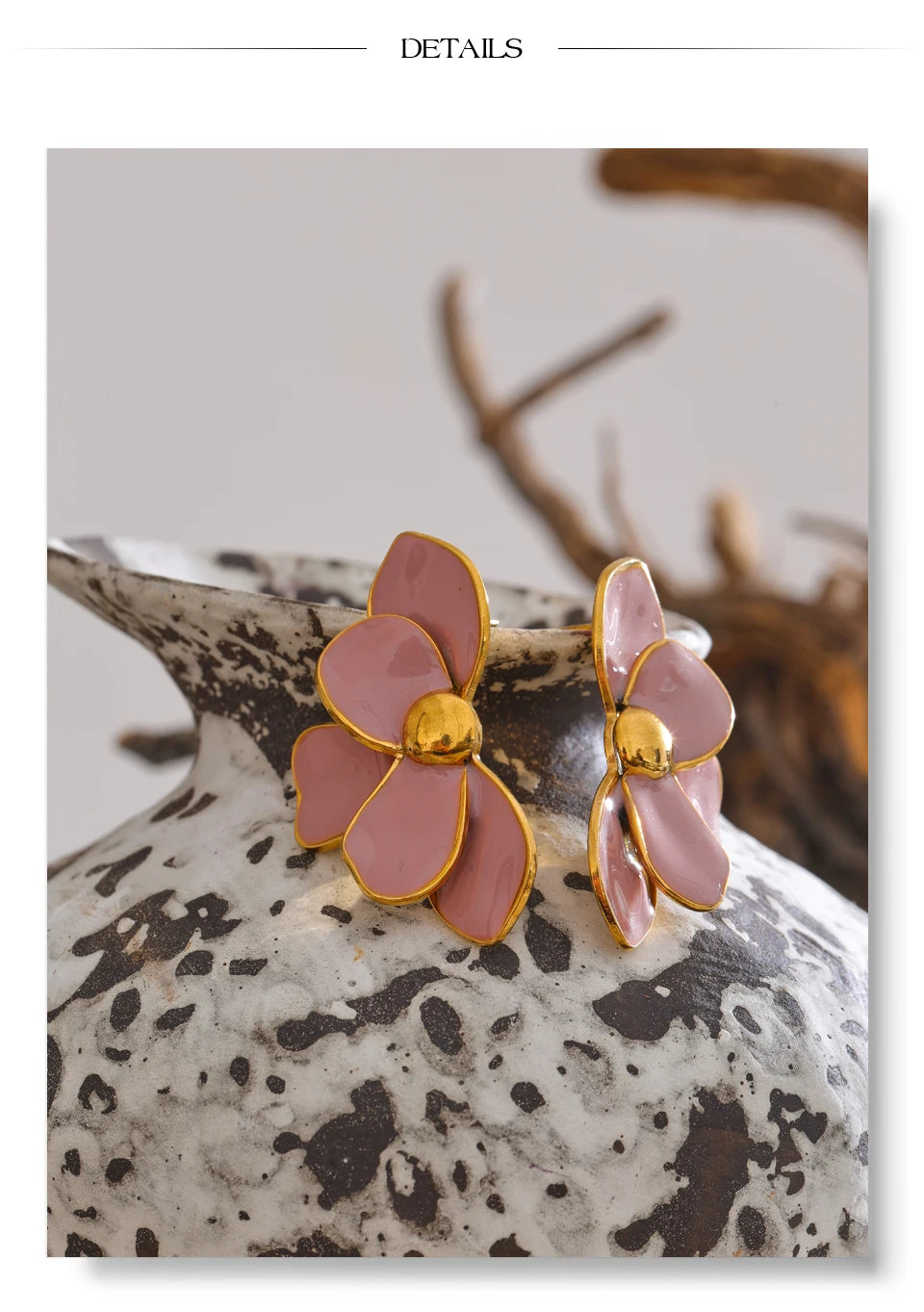 Green enamel flower earrings in gold-plated stainless steel with enamel.