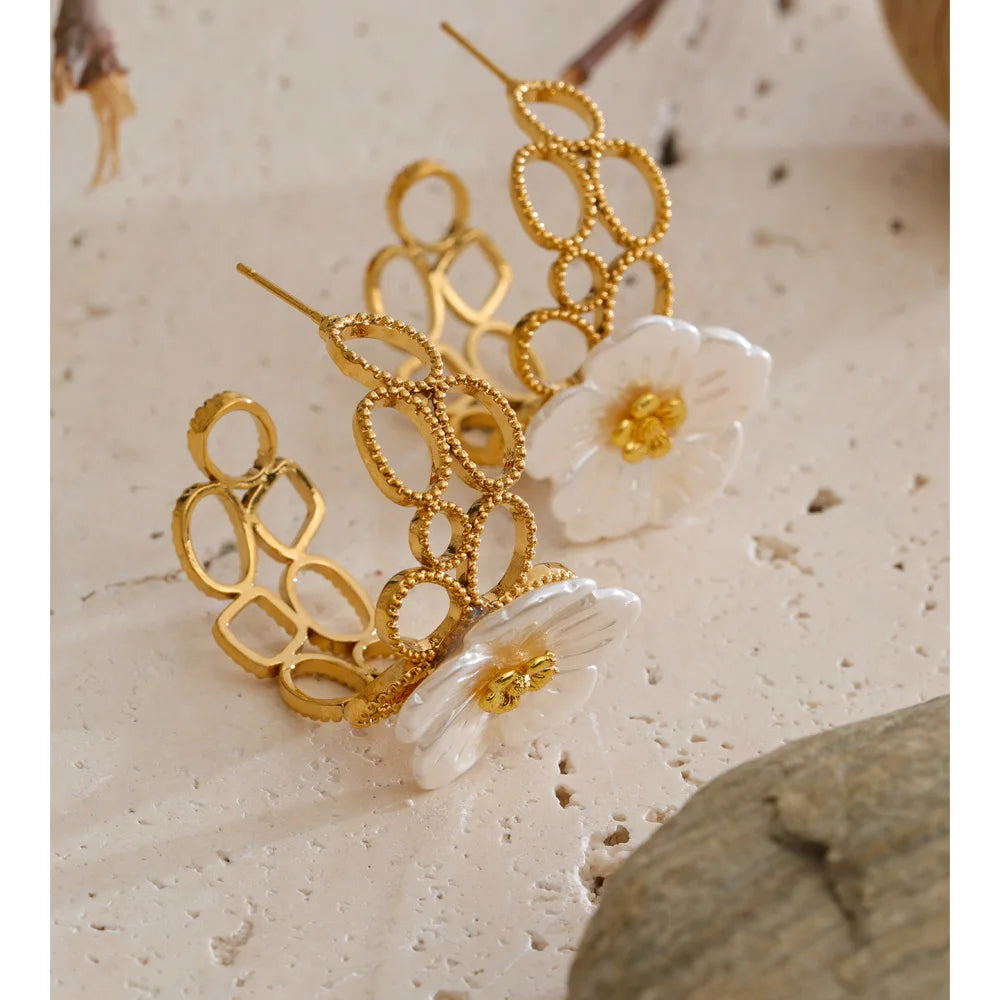 Resin flower earrings in gold-plated stainless steel with resin.
