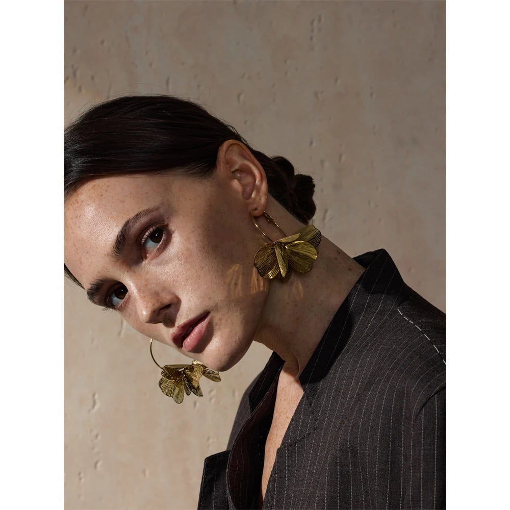 Flower geometric earrings in gold-plated stainless steel.
