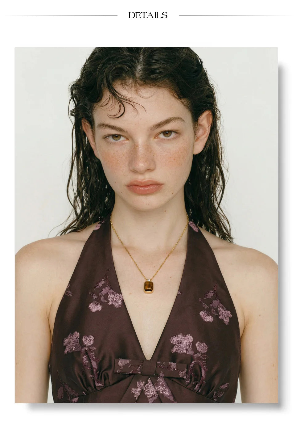 Natural stone geometric necklace in gold-plated stainless steel with natural stone.