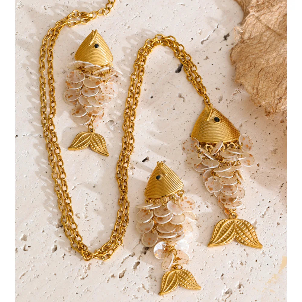 Resin multi-color geometric earrings in gold-plated stainless steel with resin.