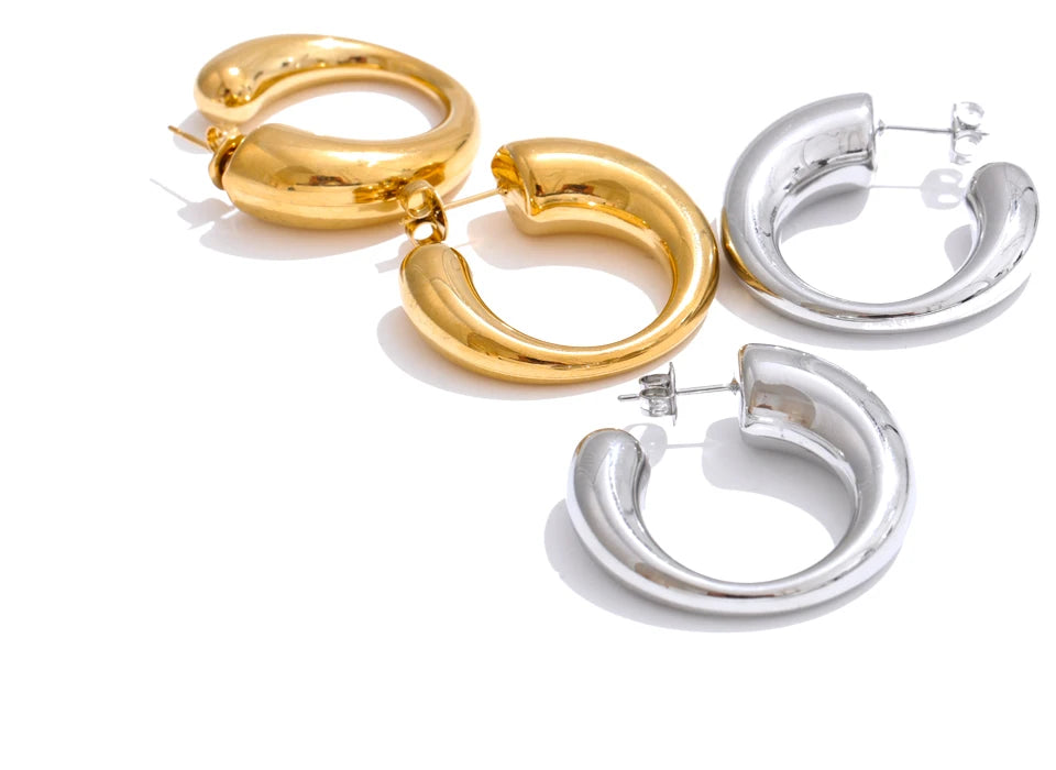 Minimalist geometric earrings in gold-plated stainless steel.
