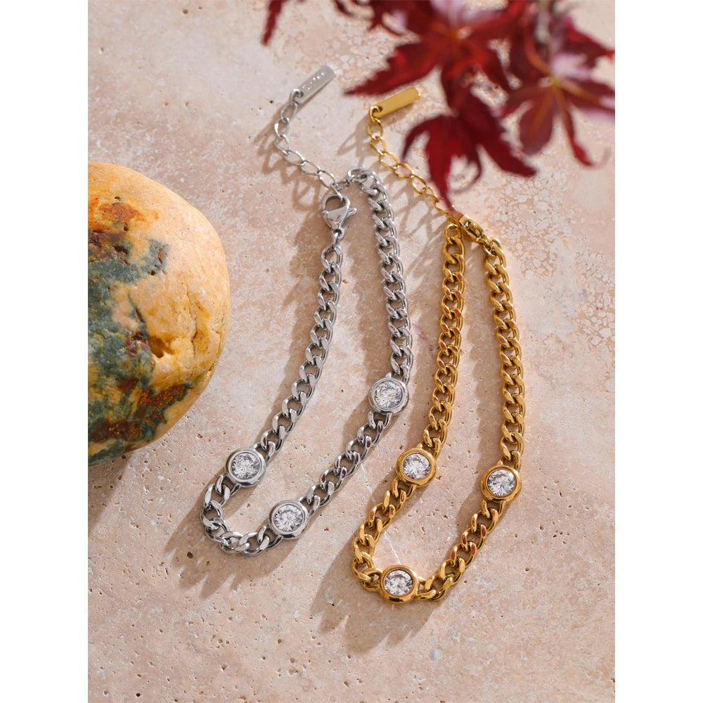 Cubic zirconia geometric chain necklace in gold-plated stainless steel with cubic zirconia.