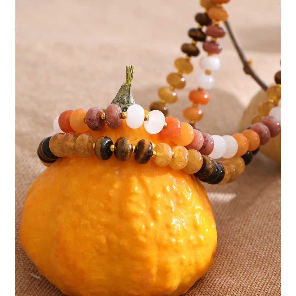 Natural stone beaded geometric necklace in gold-plated stainless steel with natural stone.