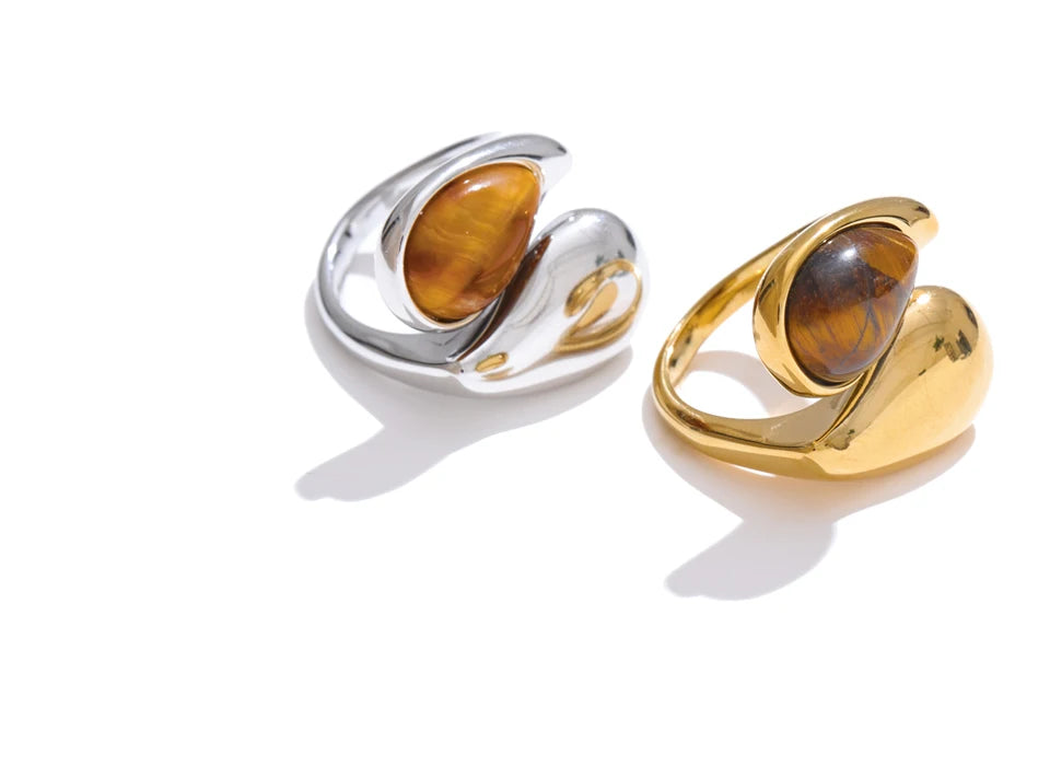 Natural stone geometric ring in gold-plated 316L stainless steel with natural stone.
