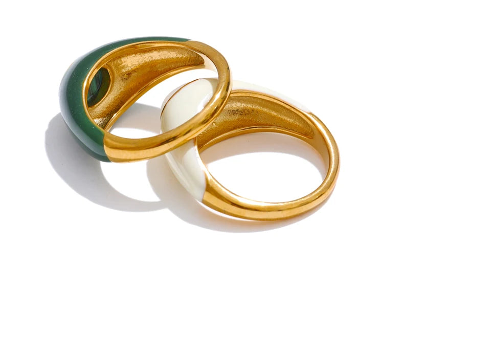 White shell enamel ring in 18K gold-plated stainless steel with natural stone and shell.