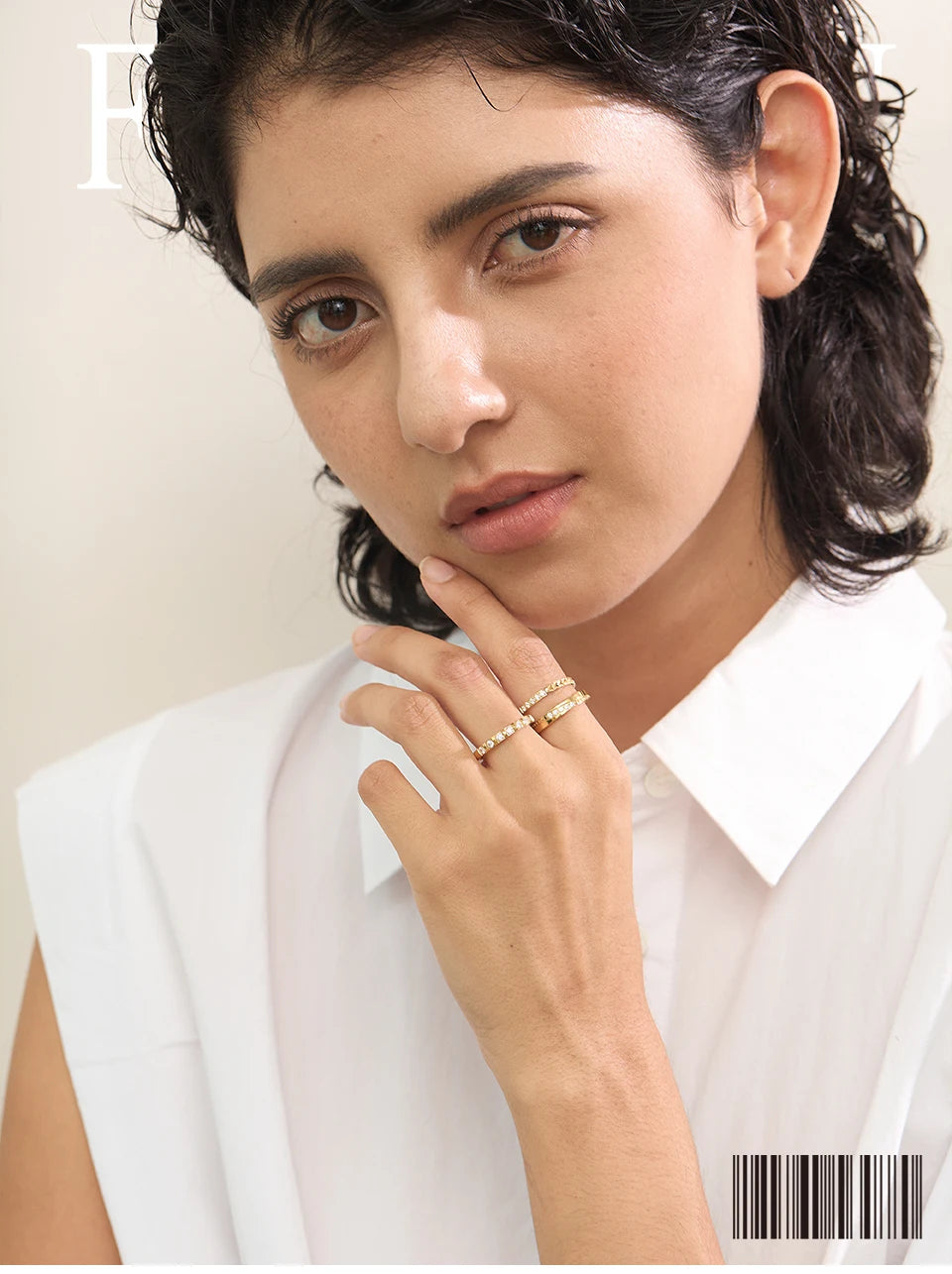 Cubic zirconia geometric ring in 18K gold-plated stainless steel with cubic zirconia.
