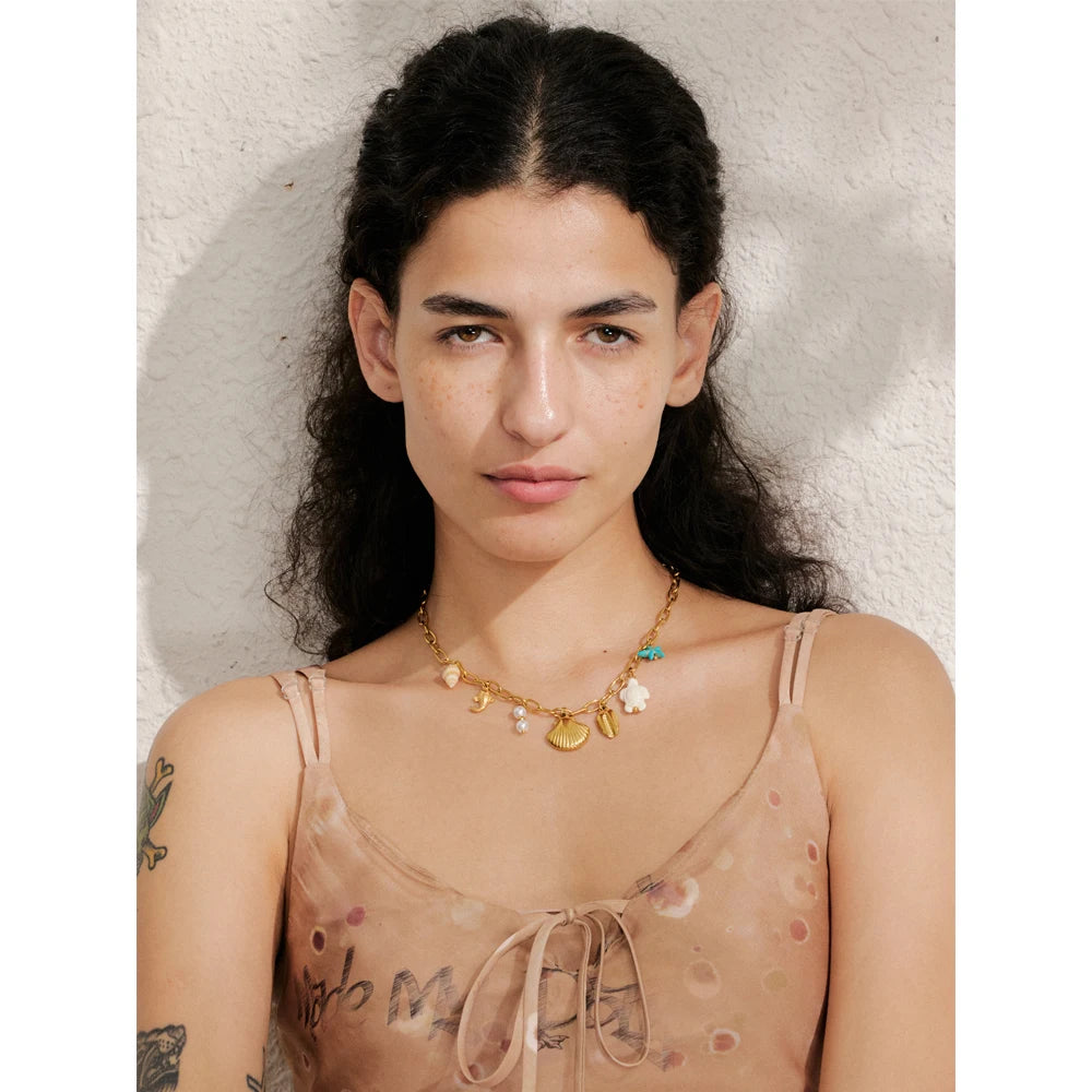 Shell star geometric necklace in gold-plated stainless steel with shell.