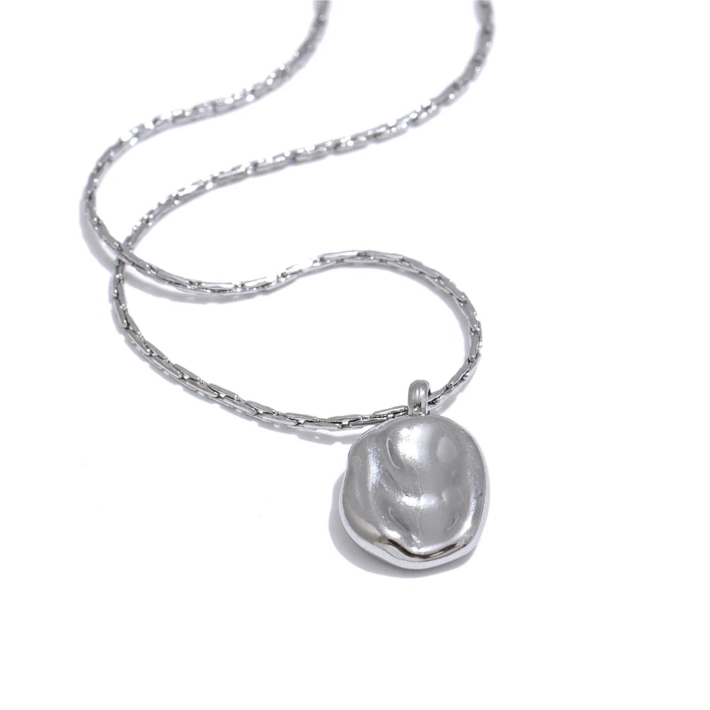 Hammered minimalist geometric necklace in gold-plated stainless steel.