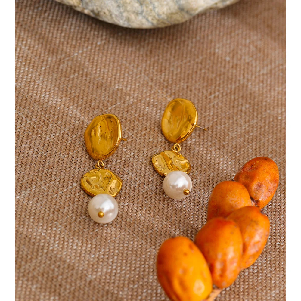 Pearl shell geometric earrings in gold-plated stainless steel with pearl and shell.