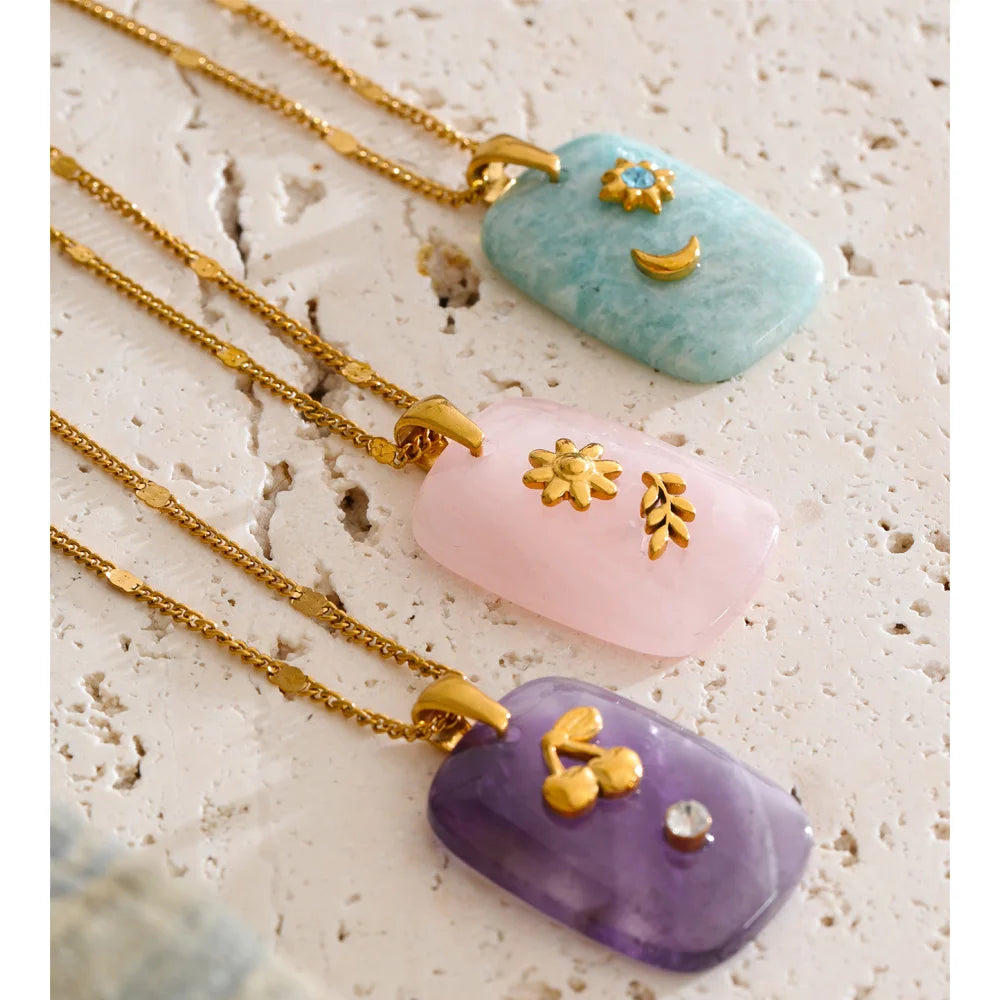 Pink natural stone star necklace in gold-plated stainless steel with natural stone.