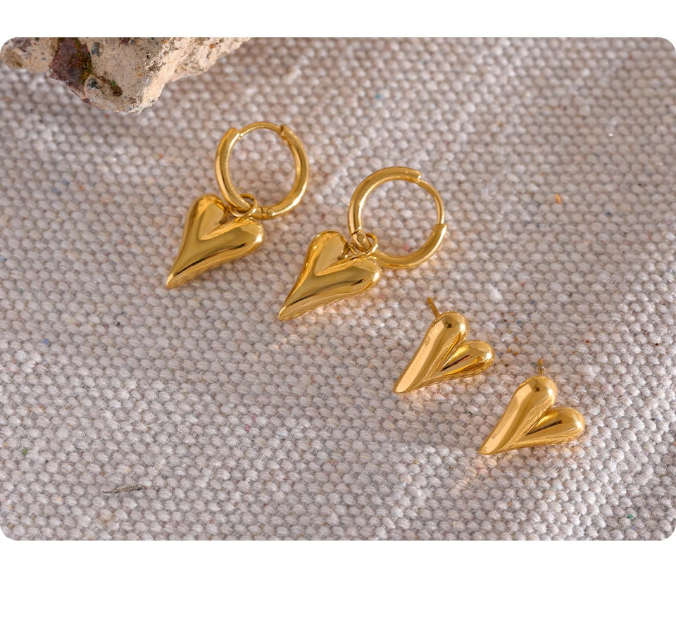Heart earrings in gold-plated stainless steel.