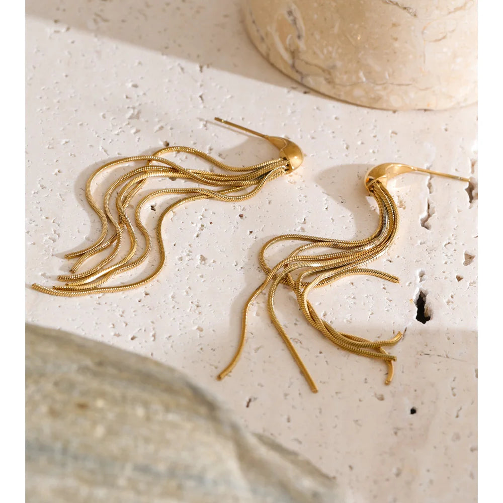 Geometric chain earrings in gold-plated stainless steel.