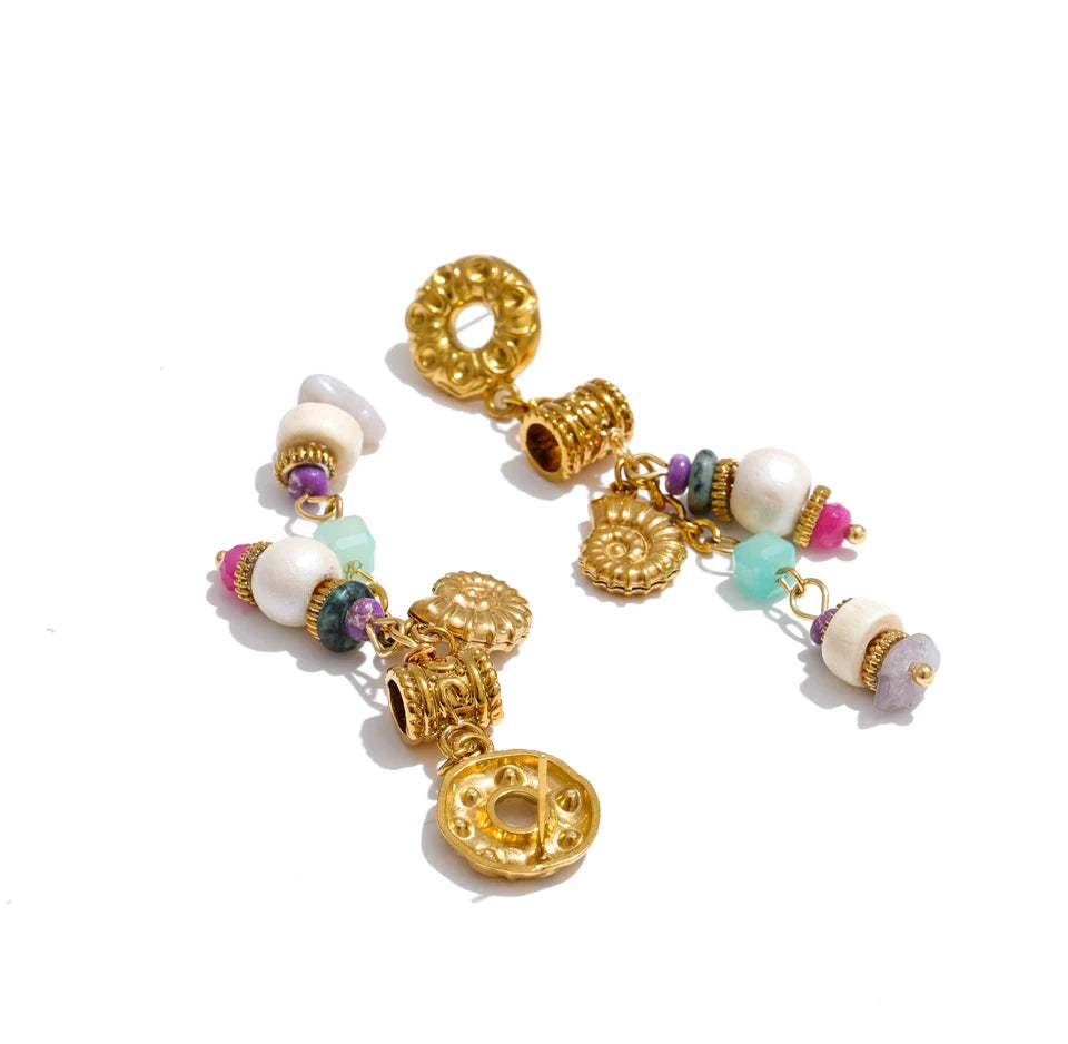 Natural stone geometric earrings in gold-plated stainless steel with natural stone.