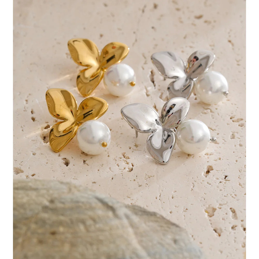 Pearl flower earrings in gold-plated stainless steel with pearl.
