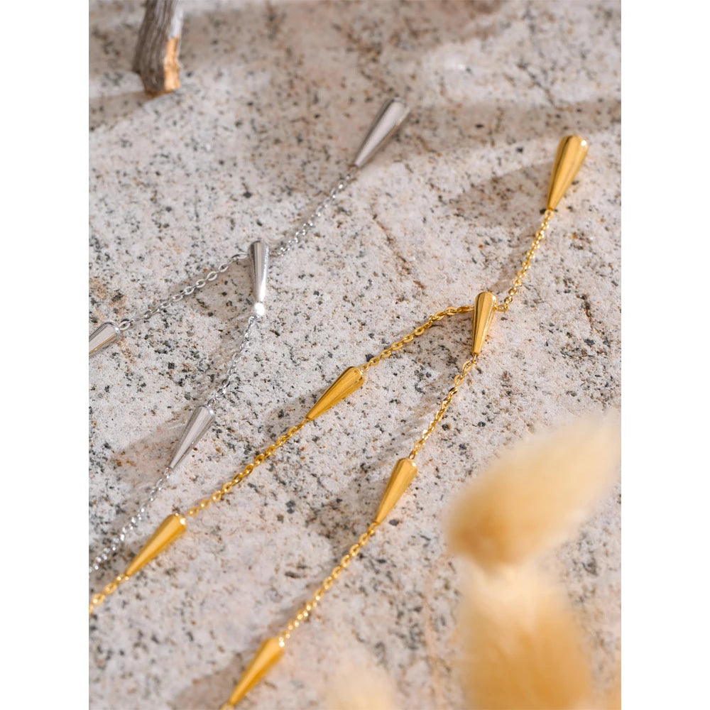 Geometric necklace in gold-plated stainless steel.