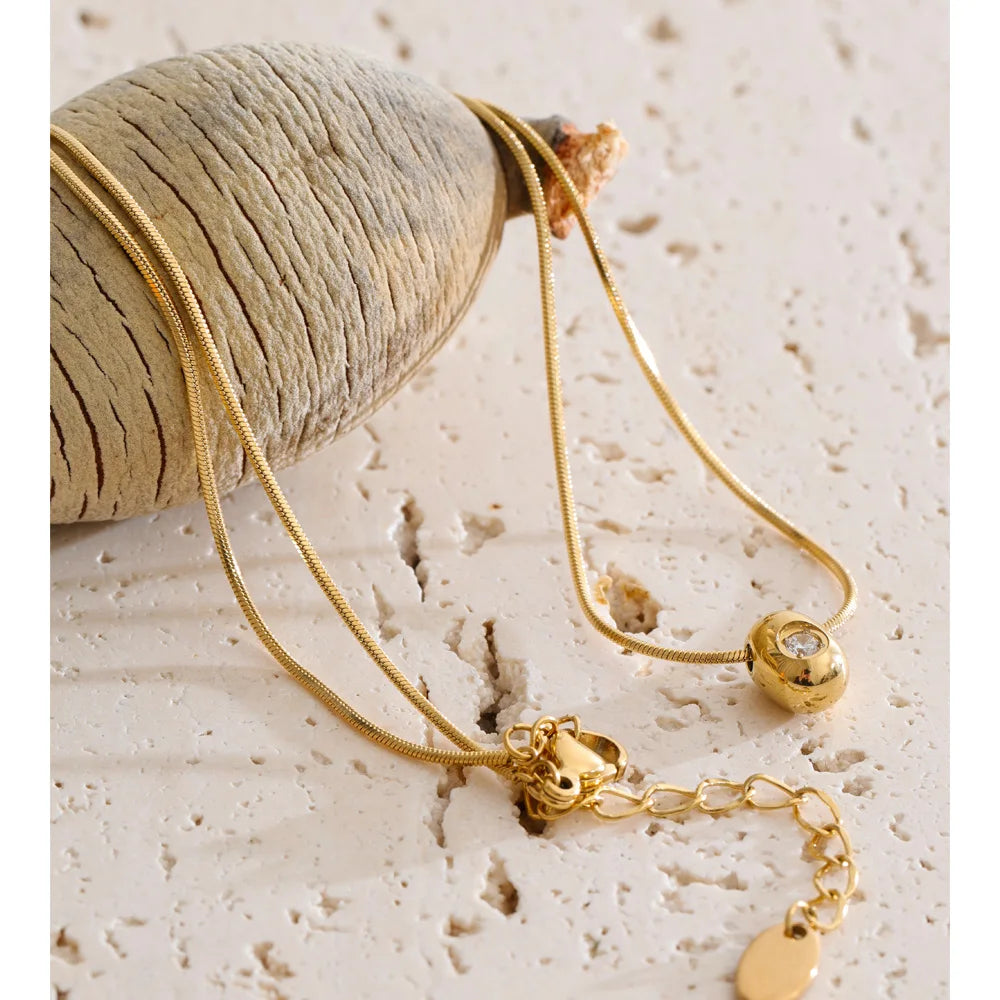 Cubic zirconia geometric necklace in gold-plated stainless steel with cubic zirconia.