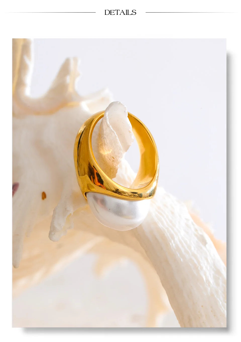 Pearl geometric ring in gold-plated stainless steel with pearl.