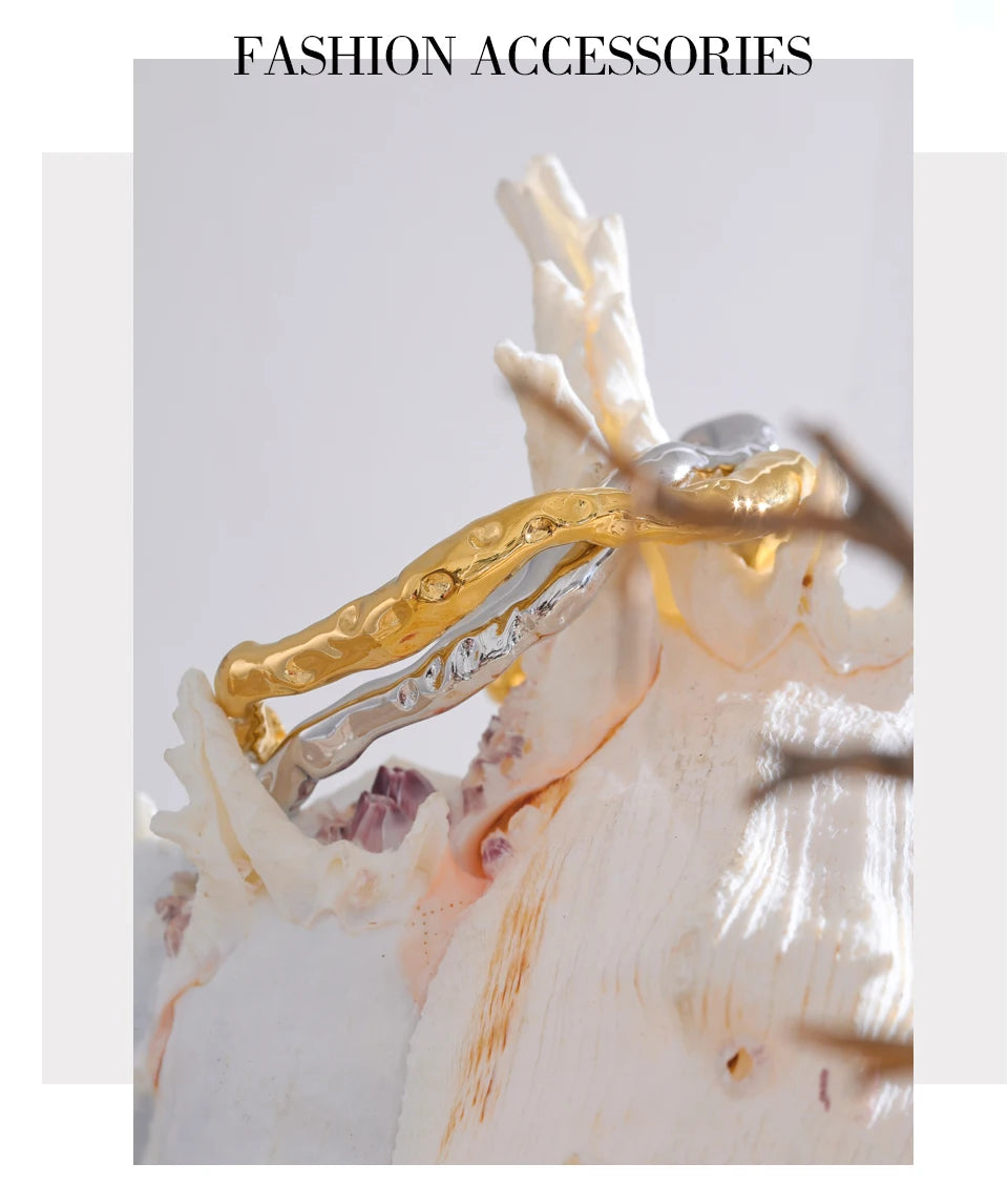 Hammered minimalist geometric bracelet in gold-plated stainless steel.