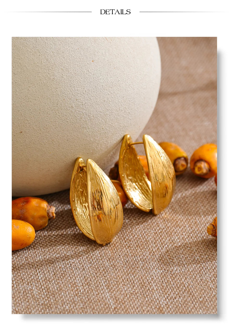 Geometric earrings in gold-plated stainless steel.